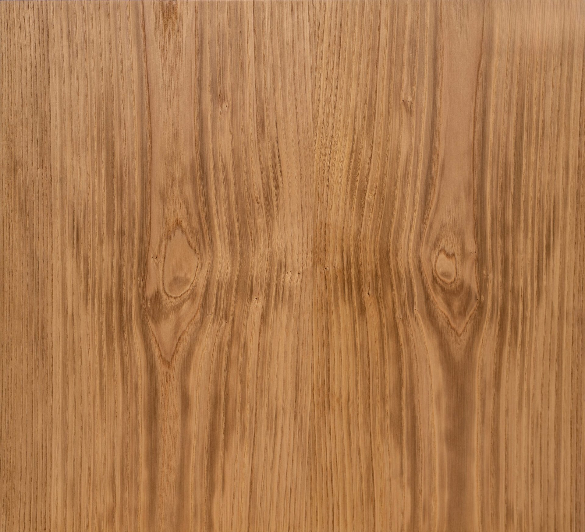 Fornir naturalny – czym jest i dlaczego wciąż wygrywa z laminatem?